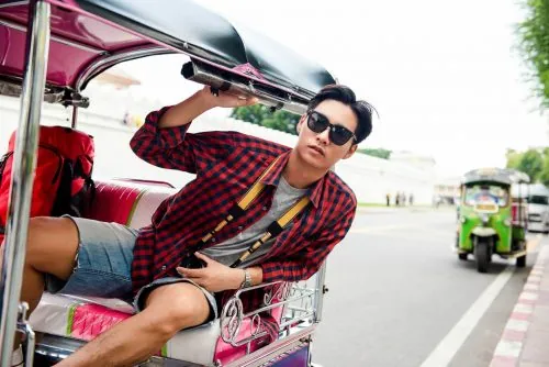 Solo-Reisender erkundet die Stadt im Tuk-Tuk