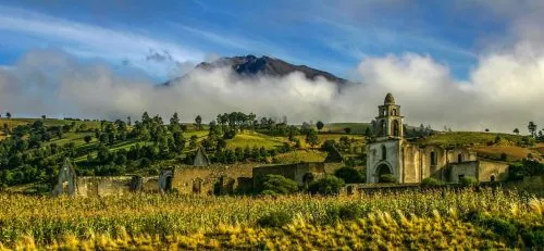 Historische Hacienda mit Palmen in Puebla, Mexiko