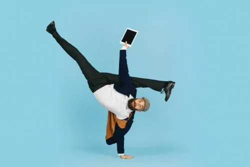 Mann mit Tablet freut sich über seine flexible Buchung
