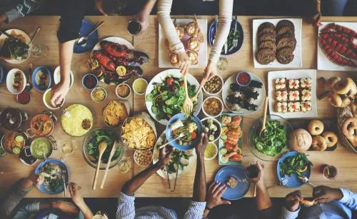 Gedeckter Tisch mit regionalen Spezialitäten