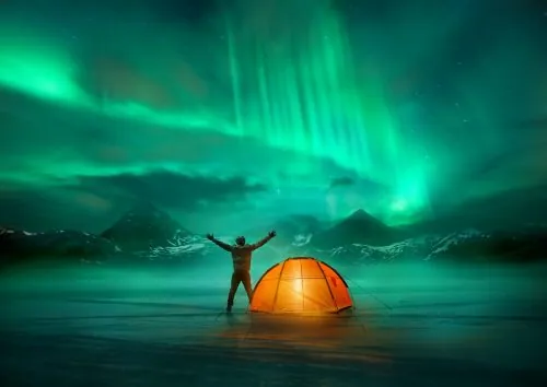 Grüne Nordlichter tanzen über dem nächtlichen Himmel Islands