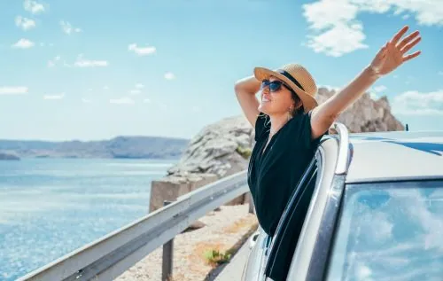 Familie packt das Auto für die Urlaubsfahrt