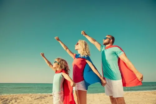 Familie spielt ausgelassen am Strand