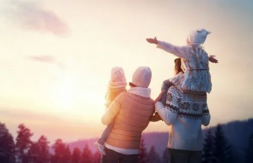 Familie genießt die Bergaussicht bei Sonnenuntergang