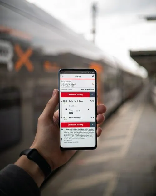 Fahrkarte in der DB Navigator App auf dem Smartphone