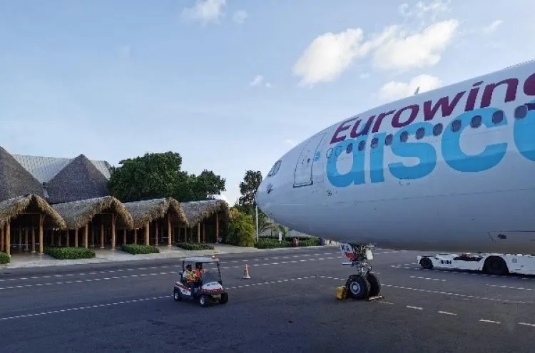 Flugzeug von Eurowings Discover am Gate
