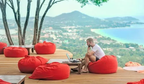 Arbeitsplatz mit Laptop am Urlaubsort
