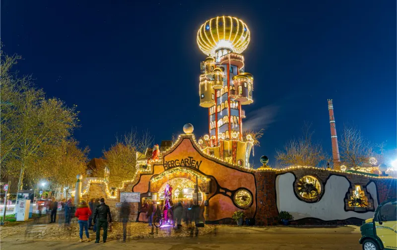 Eingang zum Kuchlbauer Biergarten mit Weihnachtsbeleuchtung, dahinter der Kuchlbauer Turm