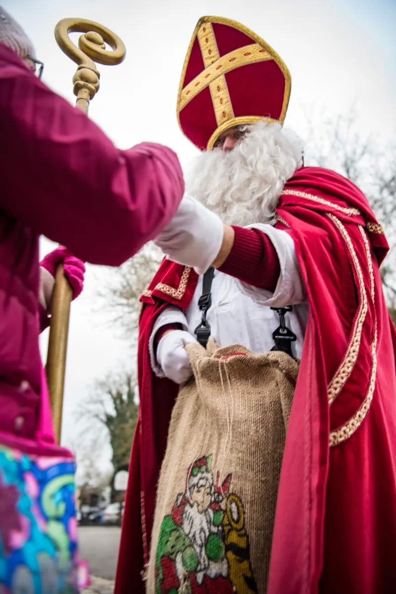 Nikolaus mit Bischofsstab und Gabensack auf dem Weihnachtsmarkt