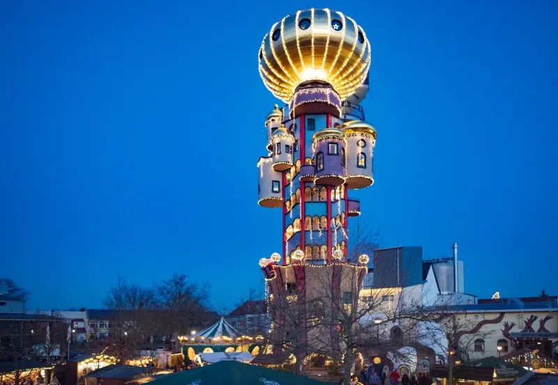 Kuchlbauer Turm in Abensberg mit Lichterketten über dem Weihnachtsmarkt
