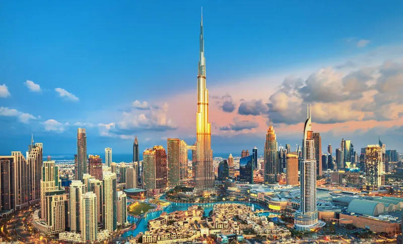 Skyline von Dubai mit dem Burj Khalifa in der Abenddämmerung