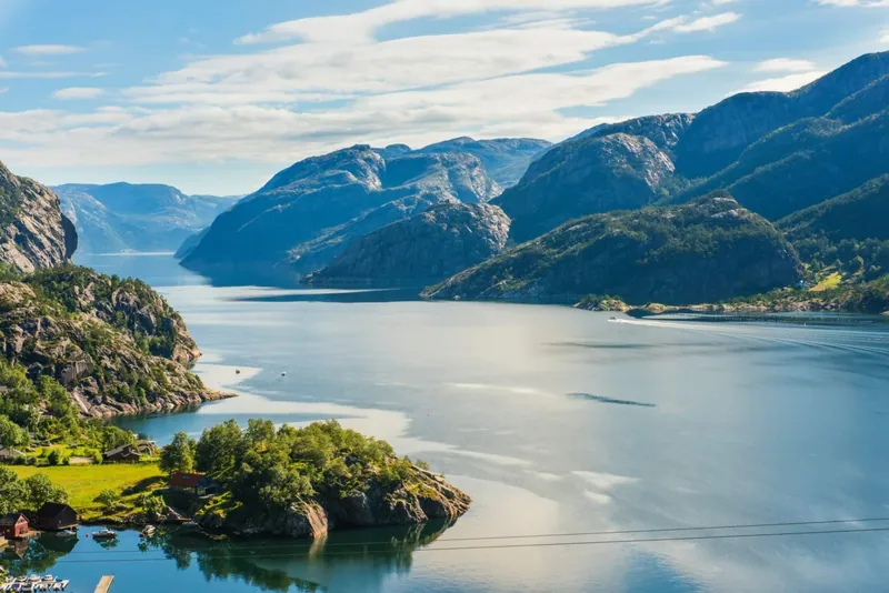 Fjordlandschaft in Norwegen mit steilen Felswänden