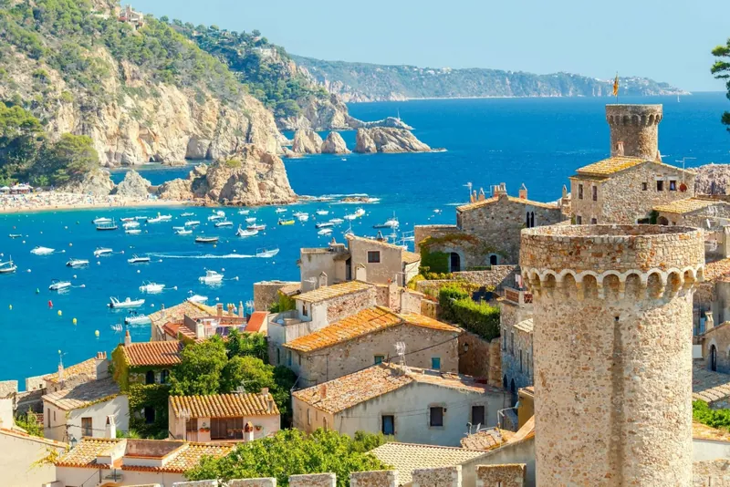 Historische Altstadt in Spanien mit Blick auf die Mittelmeerküste